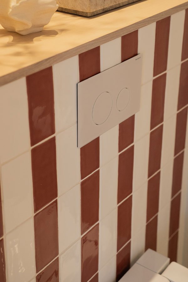 Carreaux rayés dans l’espace toilettes