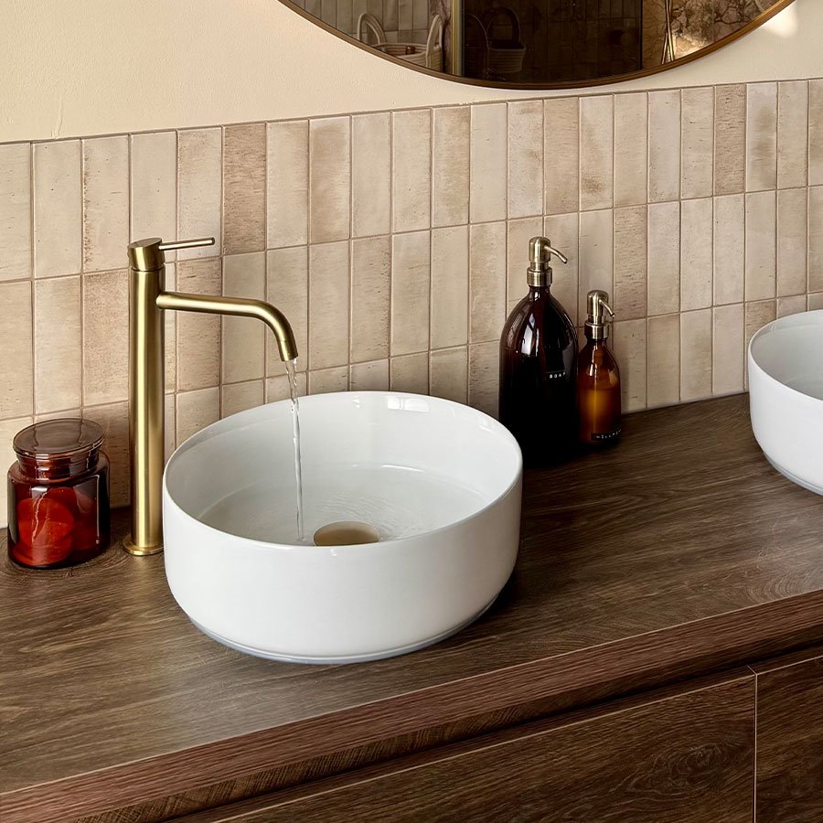 Badkamer Wendy met beige wandtegel en gouden kranen