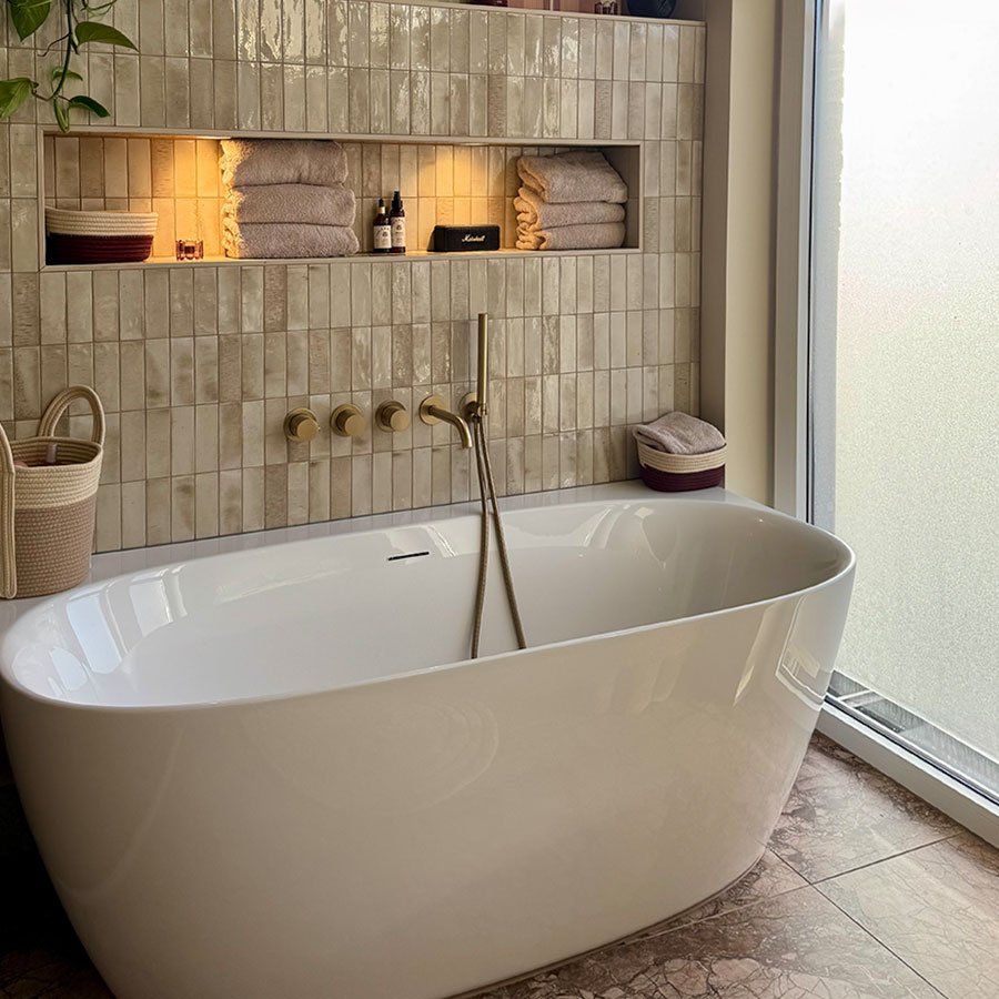 Warme badkamer met half vrijstaand bad Wendy