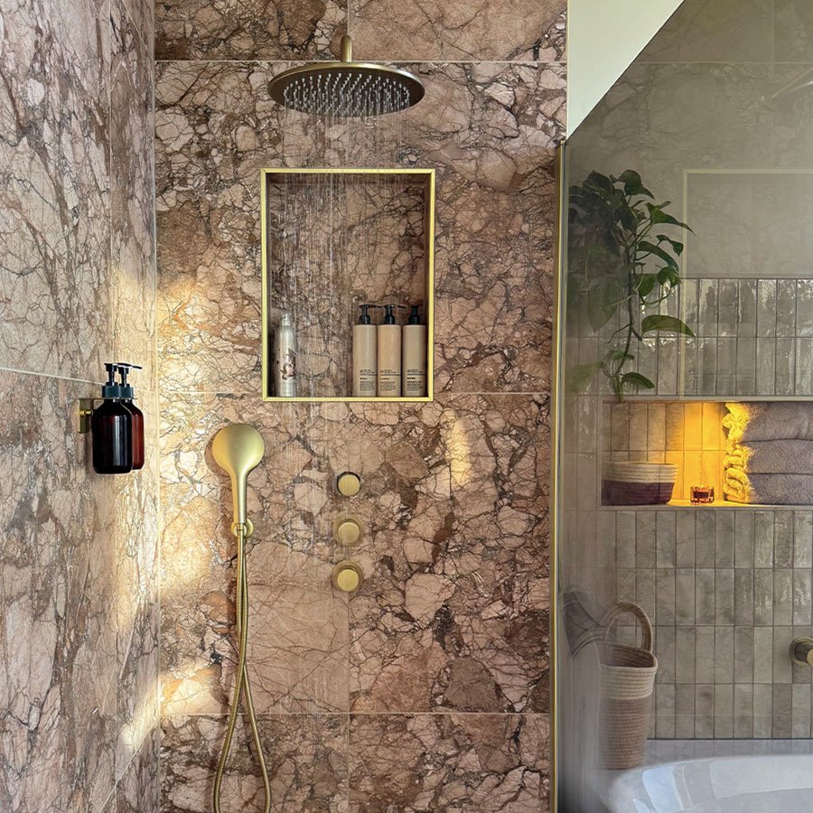 Gouden douche met marmerlook tegels