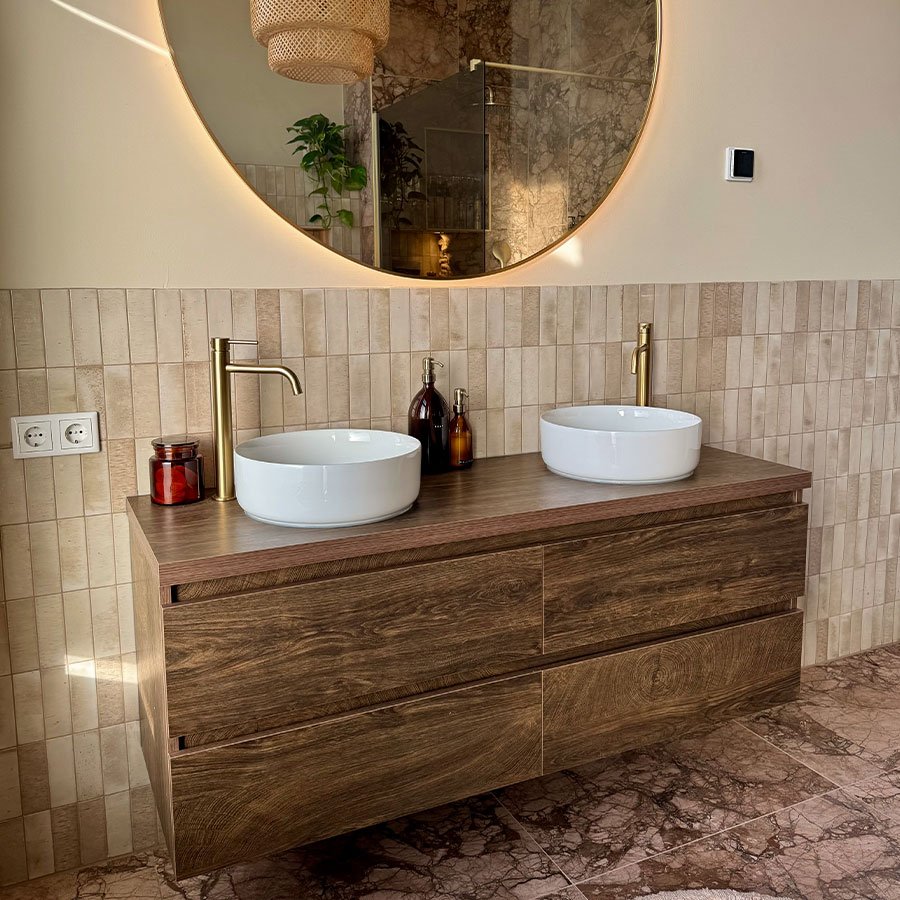 Salle de bains chaleureuse et luxueuse