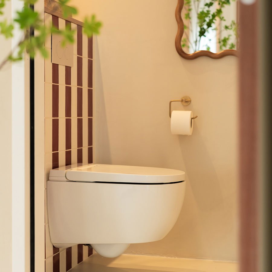 Beige toiletruimte met rode streep tegelpatroon