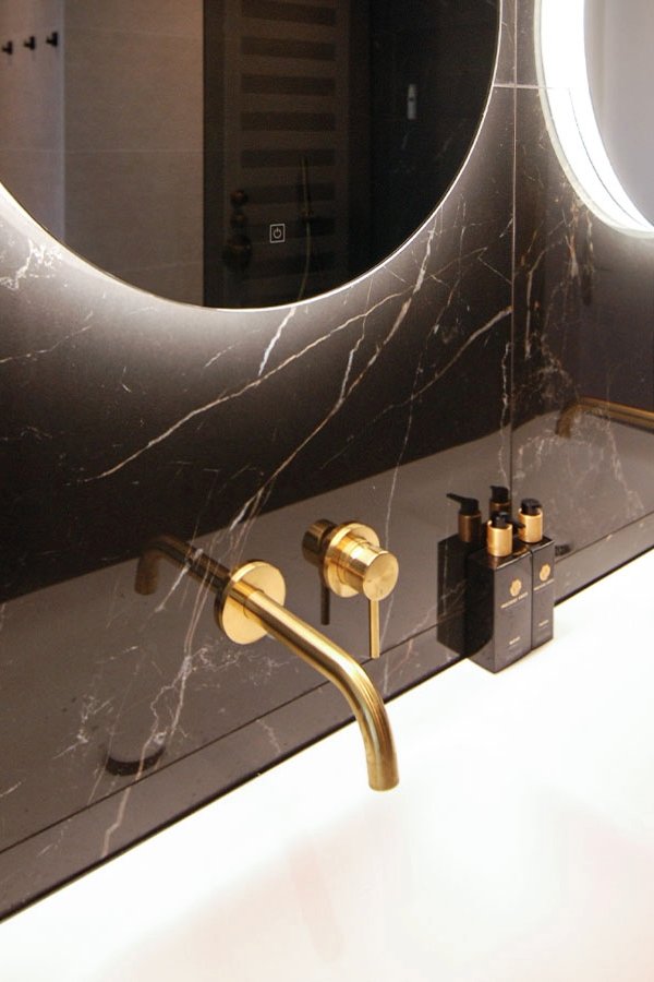 Luxe marmer badkamer zwart goud