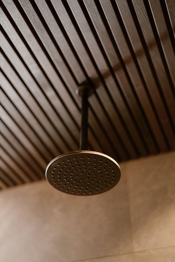 Studio Aditi : Élégance en Salle de Bains | Tête de douche plafond en bois