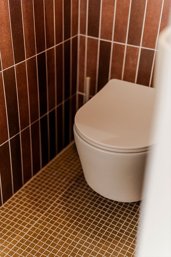 Bruine tegels toilet
