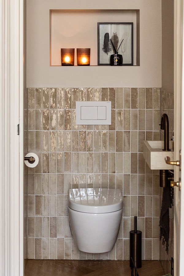 Espace toilettes beige et raffiné