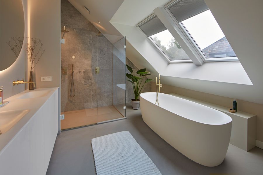 binnenkijken bij moderne lichte badkamer schuin dak
