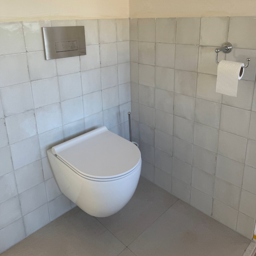 Carrelage blanc classique pour les toilettes 