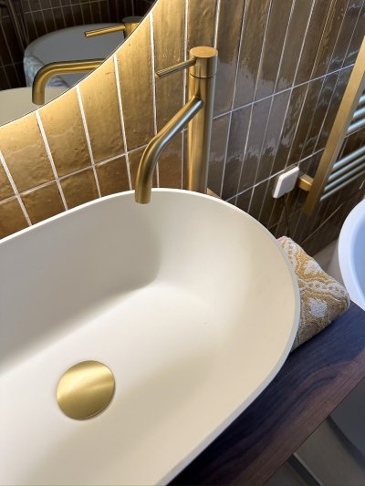 Waskom met goudenkraan