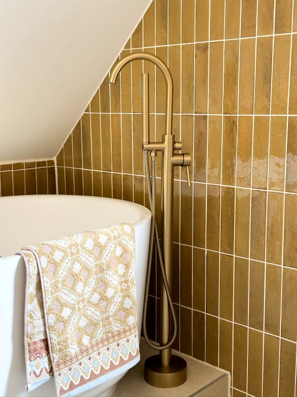 Badkamer Lisa bad met gouden losstaande badkraan