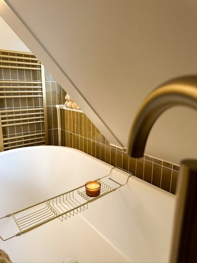 Wit bad met goude kraan