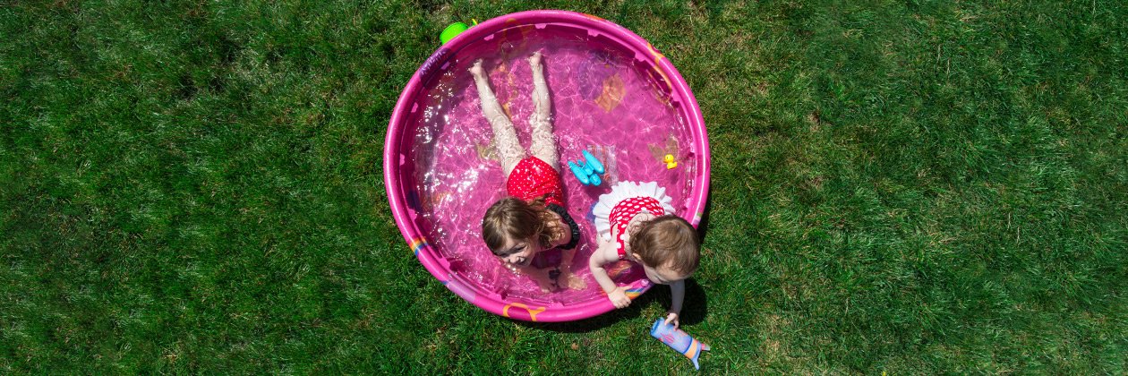 Kinderen in speelbadje