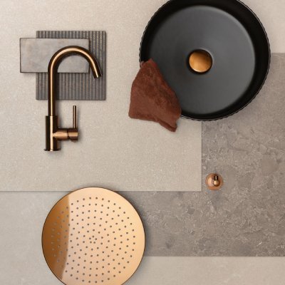 moodboard met koper kraanwerk, donker wasmeubel, zwarte waskom en grijze tegels