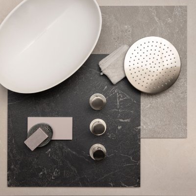 moodboard met RVS kraanwerk, witte waskom, donkere marmerlook tegel en grijze tegel