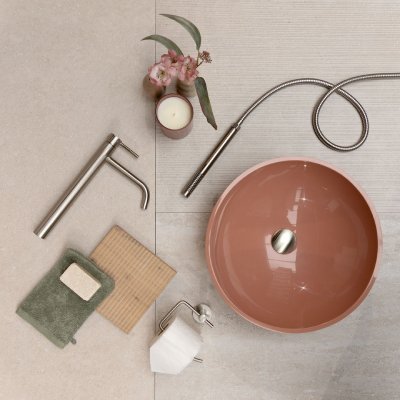 moodboard met RVS kraanwerk, licht houte wasmeubel, roze waskom en grijze tegels