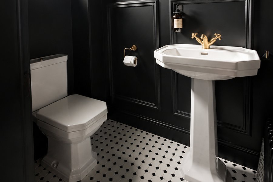 zwart toilet met klassieke details bij Audrey en Nicolas
