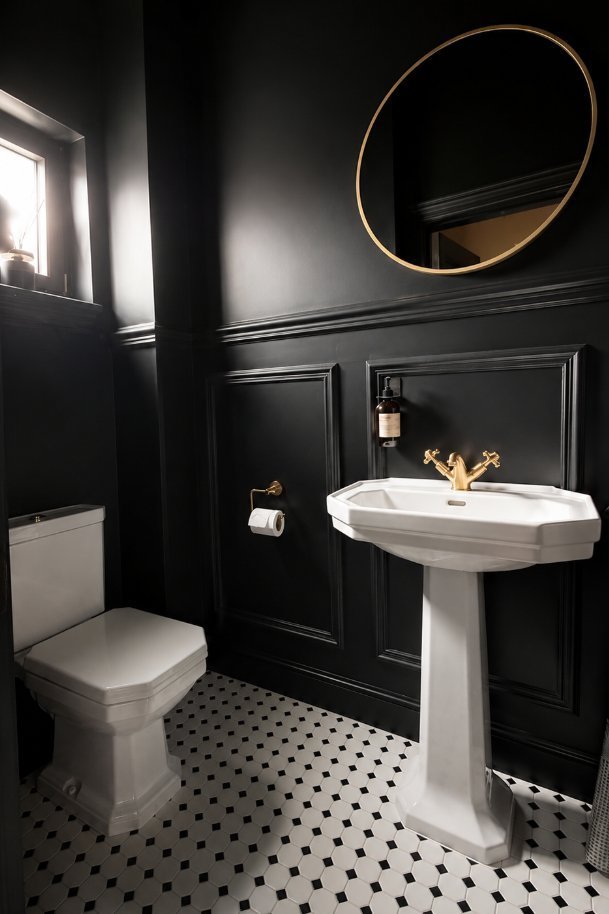 klassieke zwarte toiletruimte bij Audrey en Nicolas