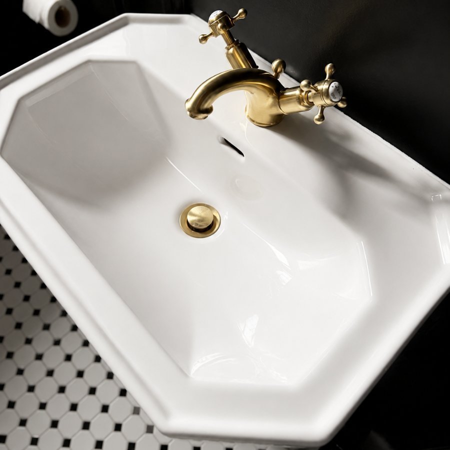 Lavabo met klassieke gouden kraan