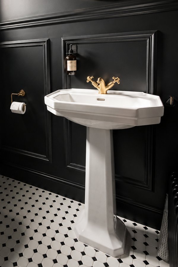 Een klassieke lavabo op zuil
