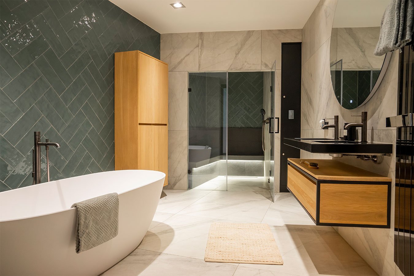 complete badkamer grote groot luxe ruimte