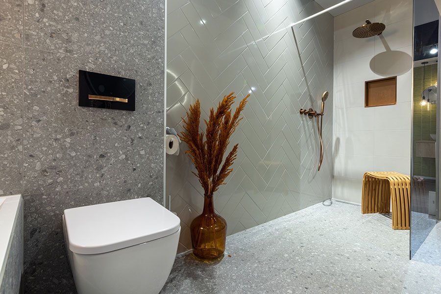 badkamer modern tijdloos grijstinten stijl chroom rvs
