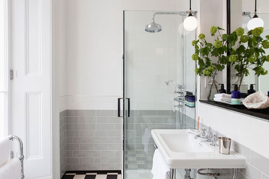 badkamer modern tijdloos grijstinten stijl chroom rvs