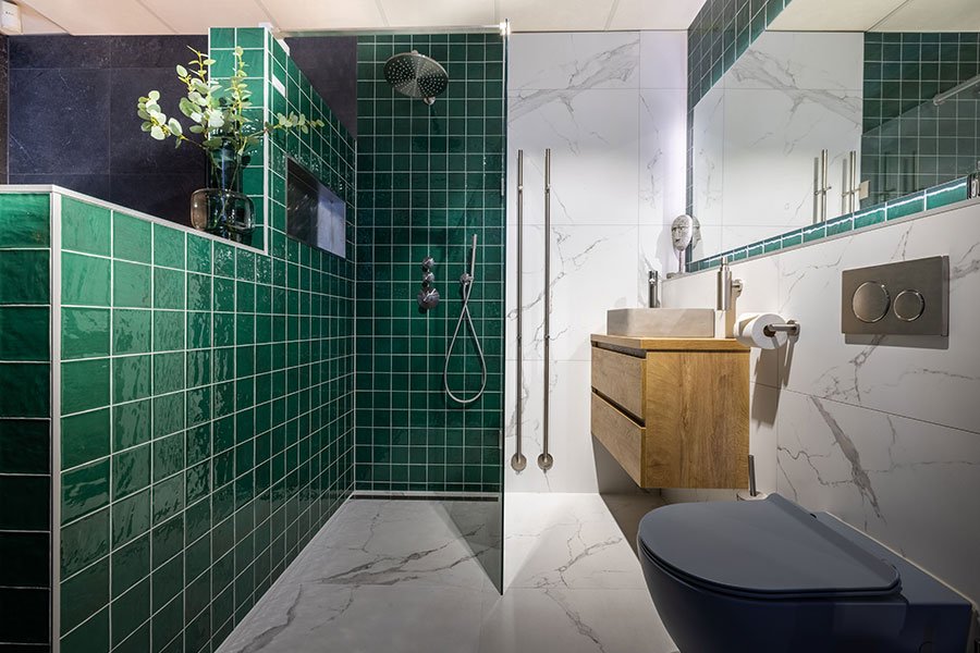 salle de bains complète verte