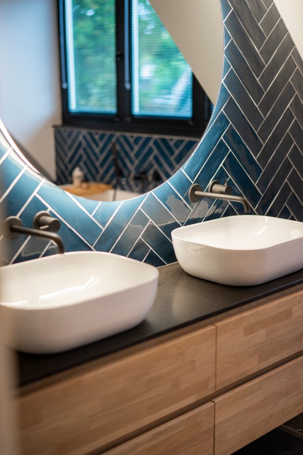 Betegelde badkamer met eikenhout badmeubel