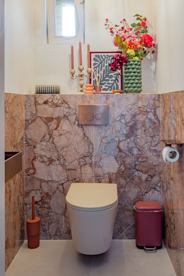 Roze marmerlook tegel toiletruimte