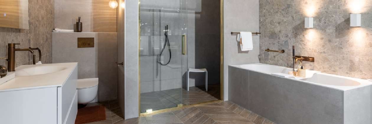 Salle de bains am&eacute;nag&eacute;e pour r&eacute;duire le risque de chute