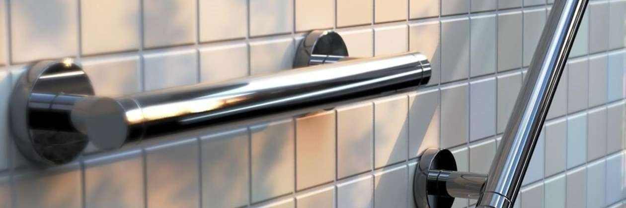 Salle de bains am&eacute;nag&eacute;e pour am&eacute;liorer la s&eacute;curit&eacute; et pr&eacute;venir les chutes