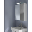 Laufen Base meuble WC 80x18.5x70cm avec éclairage à LED 2x porte miroir 2 voies à gauche 2 étagères en verre et prise en bois/ verre blanc brillant SW157436