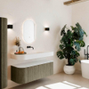 MONDIAZ THOR 130cm meuble de salle de bains arrondi gauche + droite couleur Shadow avec 1 tiroir et 2 portes. Vasque suspendue CLOUD Milieu sans trou de robinet couleur Talc. SW1463705