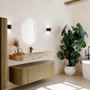 MONDIAZ THOR-DLUX 140cm meuble de salle de bains arrondi gauche + droite couleur Dusk avec 1 tiroir et 2 portes. Vasque suspendue CLOUD Milieu 1 trou de robinet couleur Arena. SW1464379