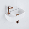 QeramiQ Fuente Ensemble de Lavabo - 40x21.5x12cm - gauche - strié - demi-rond - 1 trou de robinet - céramique - ensemble de robinet en cuivre brossé - bouchon de vidange - siphon abaissé - blanc mat SW1233040