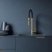 Hotbath Fellow Mitigeur de cuisine - bec pivotant - douchette extractible flexible - laiton brossé PVD SW799321