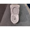 GO by Van Marcke Gustav PACK staand toilet H uitgang 18 cm reservoir met Geberit spoelmechanisme porselein wit met dunne softclose en takeoff zitting SHOWROOMMODEL SHOW26260
