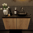 Mondiaz Fowy meuble de toilette - 80x50x23cm - chêne blanchi mat - 0 trous de robinet - lavabo à droite - 2 portes - solid surface - plan Mélamine - lavabo : noir SW761458