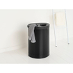 Brabantia Bac à linge - 55 litres - couvercle en plastique - sac à linge amovible - matt black/gris foncé SW1026545