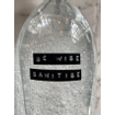 Wellmark Sanitiser helder glas zwarte pomp 1000ml tekst BE WISE SANITISE SW484808