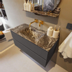 Mondiaz VICA-DLUX ensemble de meuble de salle de bain - 100cm - meuble sous-vasque gris foncé - 2 tiroirs - lavabo encastré cloud milieu - sans trous de robinet - miroir modèle spot - version XL 60cm haut - lave SW1098065