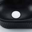 QeramiQ Fuente Ensemble de Lavabo - 40x21.5x12cm - droit - strié - demi-rond - 1 trou de robinet - céramique - ensemble de robinet blanc mat - bouchon de vidange - siphon réduit - noir mat SW1233011