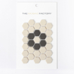 SAMPLE The Mosaic Factory London carrelage mosaïque 2,3x2,3x0,6cm hexagone porcelaine non émaillée carreau de sol pour intérieur et extérieur résistant au gel 4 fleurs p par feuille blanc avec noir SW862077