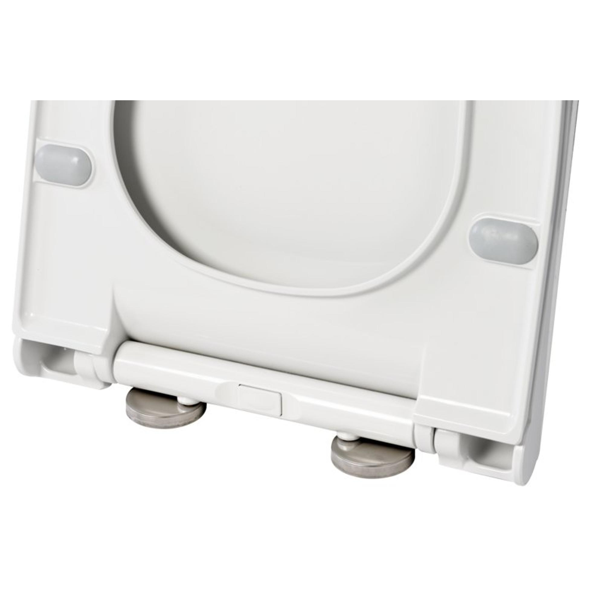 Nieuwe Witte Dakgoot Op Een Dak Met Drainagesysteem, Steen Met Een Laag Bedekte Metaaltegel Plastic Het Opruimen Soffits En Eaves Image91981686