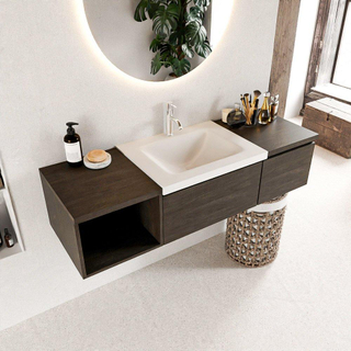 MONDIAZ BUKLA meuble de salle de bain 140cm avec module ouvert 40 à gauche couleur Marron Foncé avec 2 tiroirs. Lavabo CLOUD centre 1 trou de robinet couleur Talc.