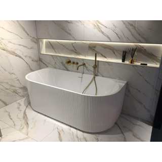 Arcqua Costilla baignoire îlot demi-encastrée - 170x80cm - lignes verticales nervurées - acrylique - blanc brillant