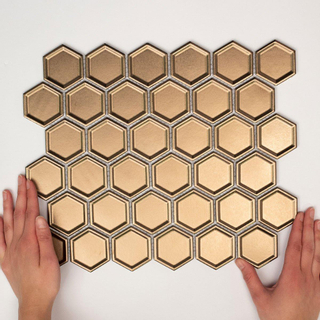 The Mosaic Factory Barcelona Mozaïektegel - 5.1x5.9x0.6cm - wandtegel - binnen/buiten - vorstbestendig - hexagon - brons metallic met rand per matje