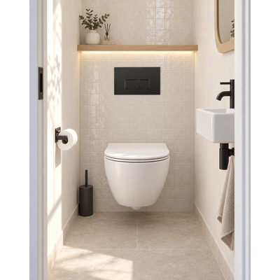 QeramiQ Dely Swirl Compact Toiletset - inbouwreservoir Geberit UP320 - met Burda frame - slim zitting - kunststof bedieningsplaat mat zwart - rechthoekige knoppen - mat wit