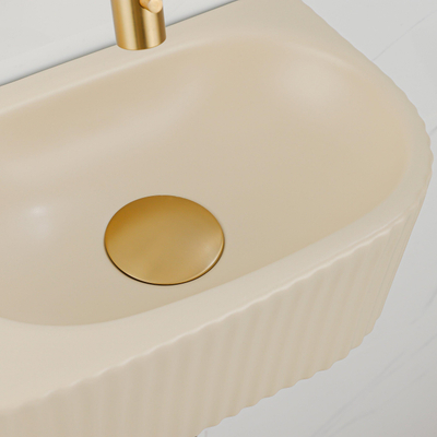 QeramiQ Fuente Fonteinset - 40x21.5x12cm - geribbeld - halfrond - zonder kraangat - keramiek - fonteinkraan geborsteld messing - afvoerplug - verlaagd sifon - beige