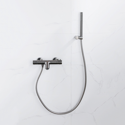 Fortifura Calvi Thermostatische badkraan - met staafhanddouche handdouchehouder en gladde doucheslang - PVD - geborsteld gunmetal (antraciet)